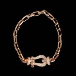 Elegant Chain Bracelet Horseshoe Lock Plated in18K Gold - Image 2
