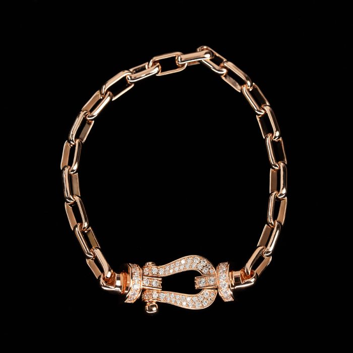 Elegant Chain Bracelet Horseshoe Lock Plated in18K Gold - Image 2